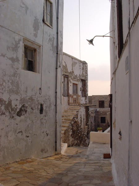 Naxos Altstadt Naxos verfallene Haeuser.JPG -                                